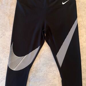 Nike women’s black and white capri length leggings